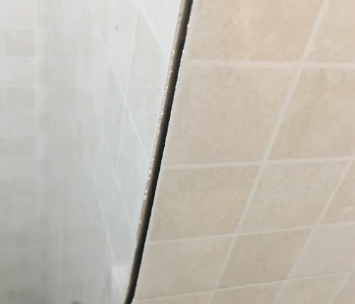 平桥瓷砖空鼓维修公司分享阳台瓷砖脱落的修复过程可以分为以下几个步骤