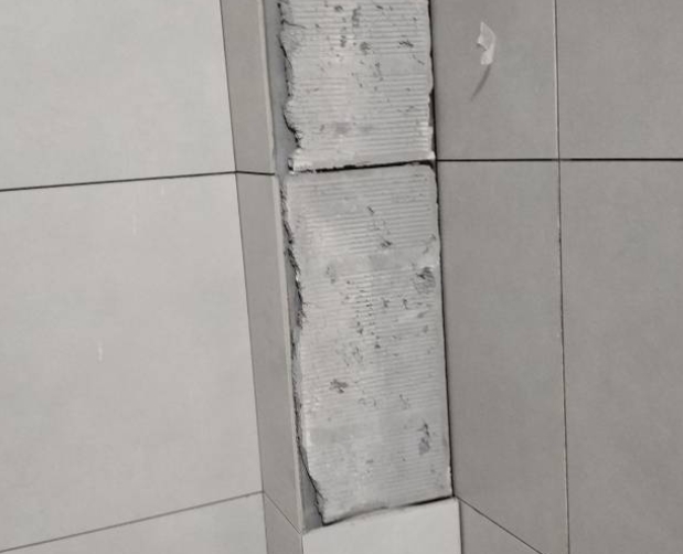 平桥瓷砖空鼓维修公司分享下瓷砖施工前基层浇水润湿程度不足，可能导致以下问题